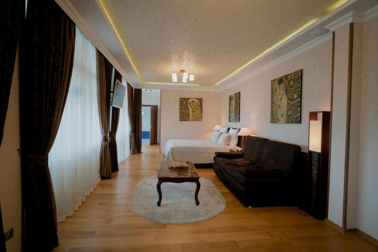 Leon Boutique Hotel Sukhumi Exteriör bild
