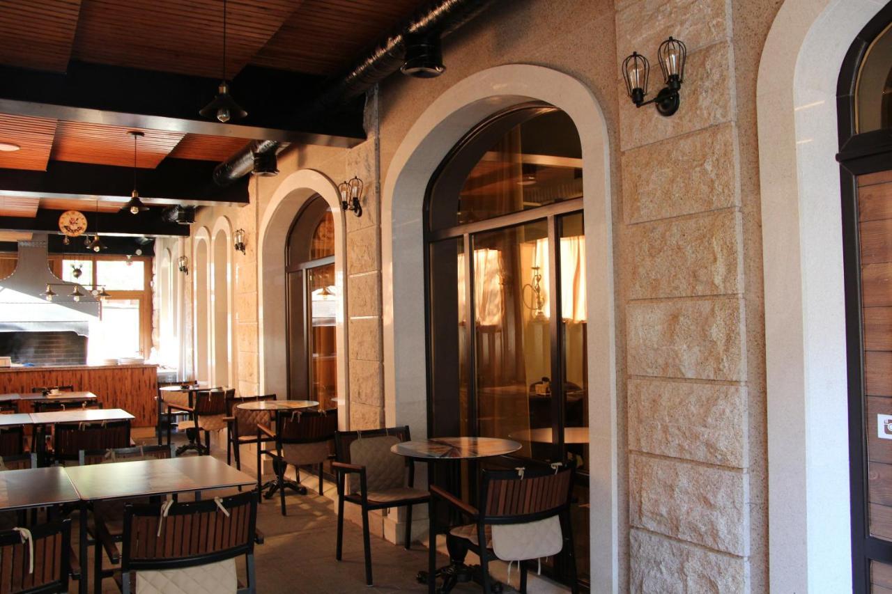 Leon Boutique Hotel Sukhumi Exteriör bild