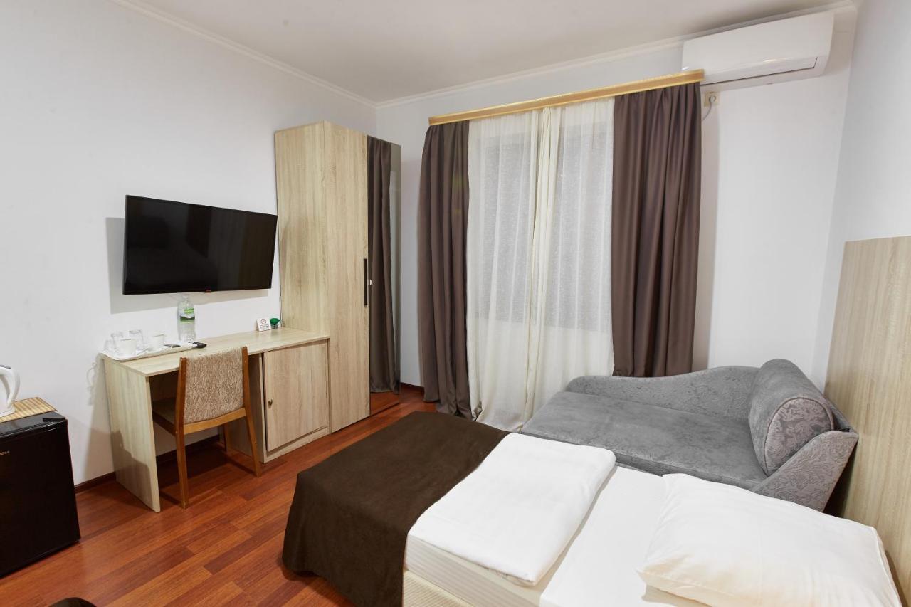 Leon Boutique Hotel Sukhumi Exteriör bild
