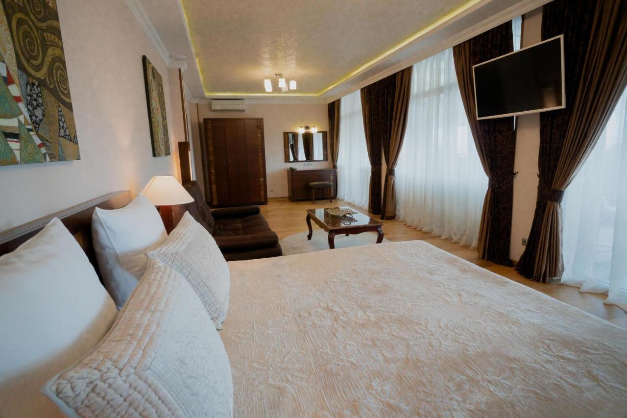 Leon Boutique Hotel Sukhumi Exteriör bild