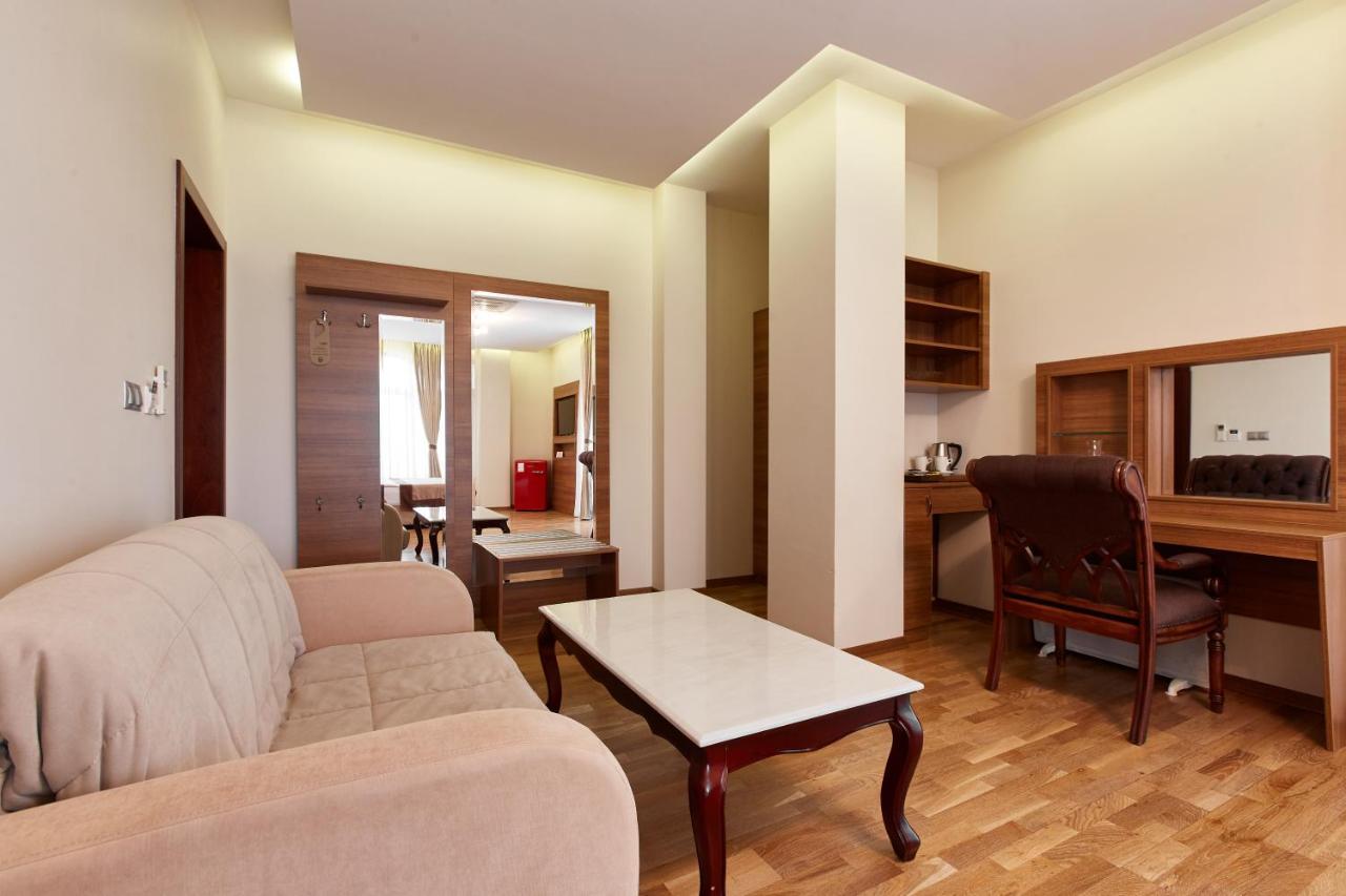 Leon Boutique Hotel Sukhumi Exteriör bild