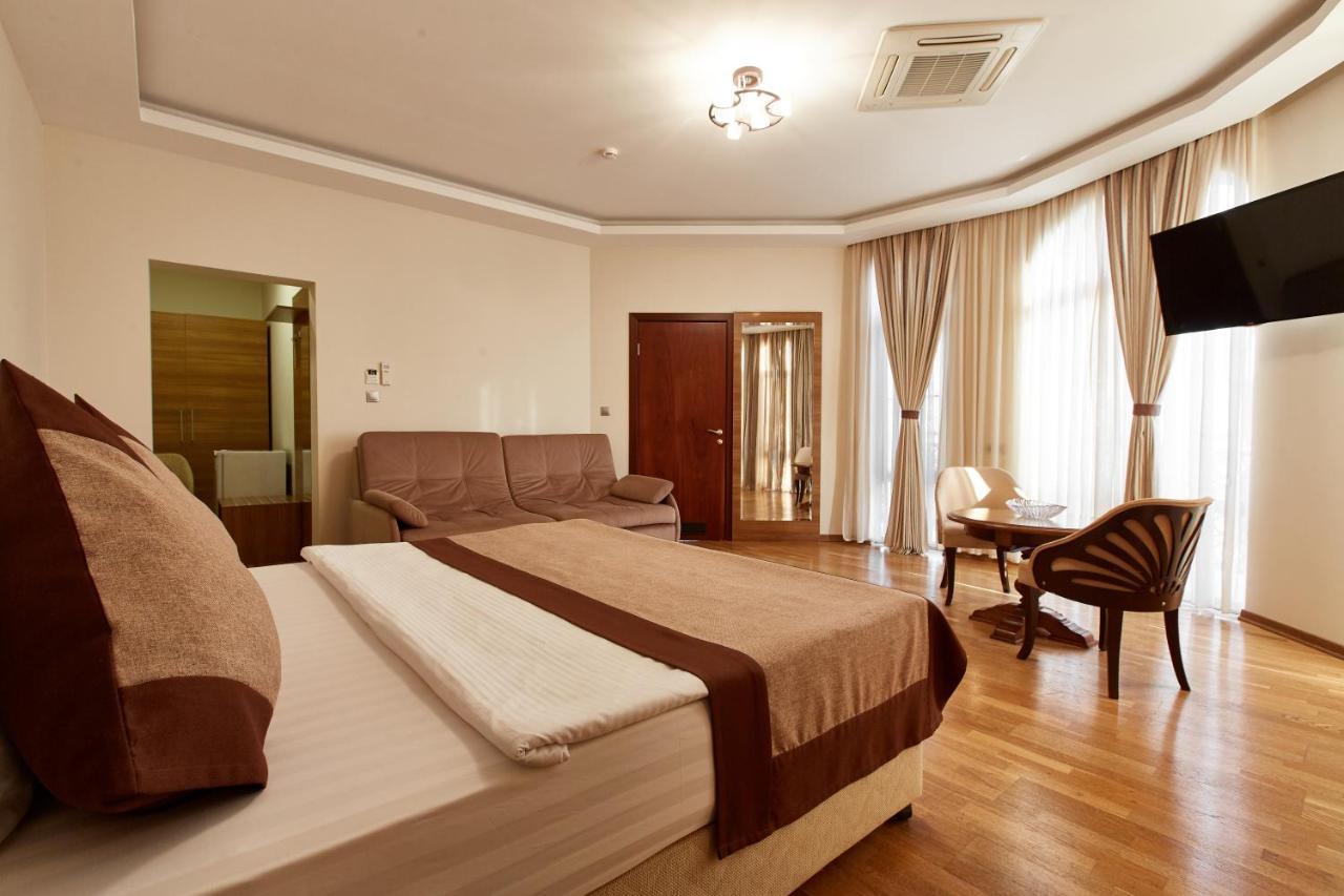 Leon Boutique Hotel Sukhumi Exteriör bild