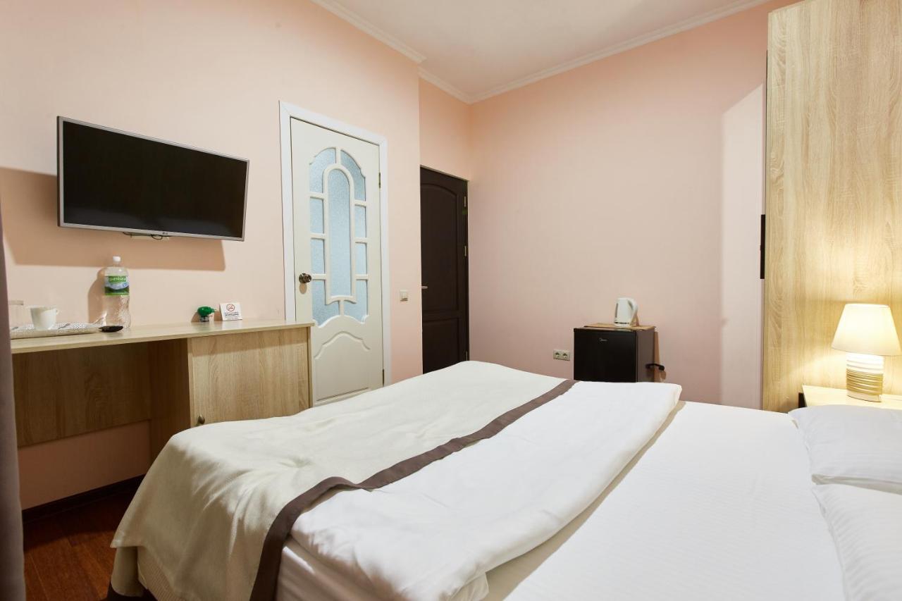 Leon Boutique Hotel Sukhumi Exteriör bild
