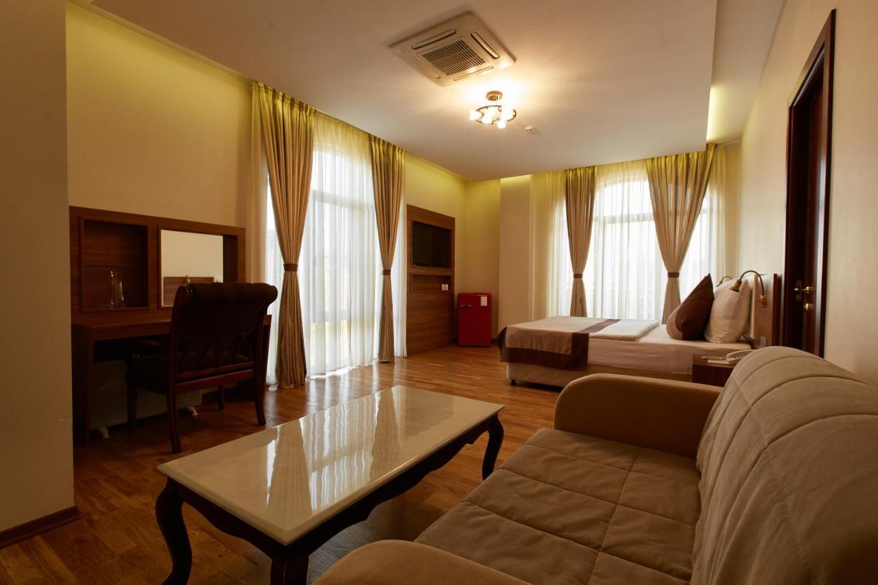 Leon Boutique Hotel Sukhumi Exteriör bild